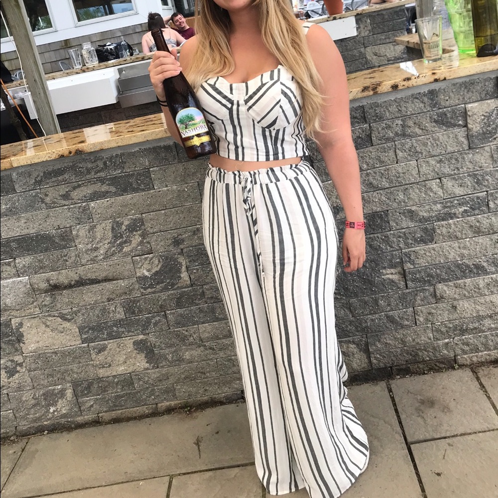 AE white striped two piece outfit